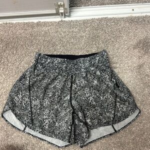 Black and white design Lululemon track that 5 inch running shorts, lined size 6